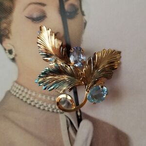 ❗Vintage Gold Brushed Leaf Detail with Topaz Stone Detailing❗